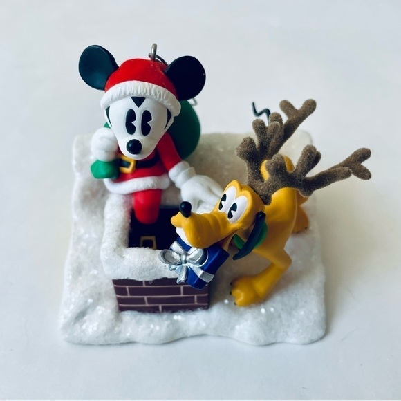 Hallmark Keepsake Christmas Tree Ornament Santa’s Helpers Mickey And Pluto 2005 - Picture 5 of 6